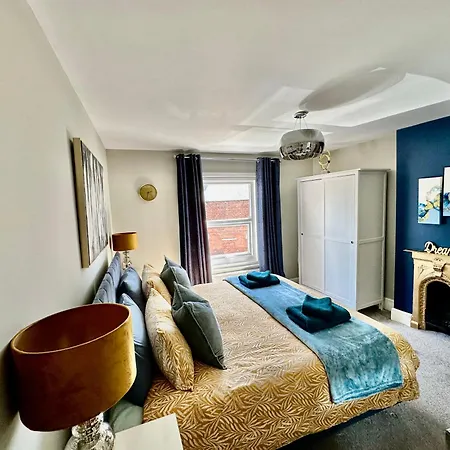 Cathedral Quarter House With Free Secure Driveway Parking For 2 Cars
