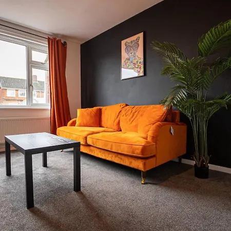 Holiday home Spacious 4-bed House With Parking Near Centre *