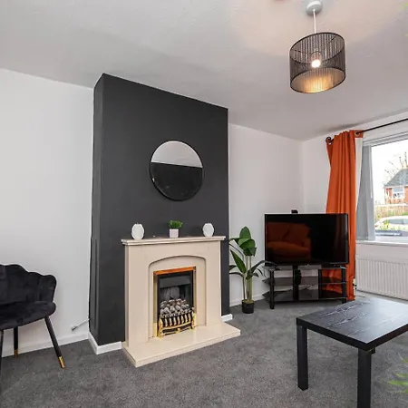 Holiday home Spacious 4-bed House With Parking Near Centre *