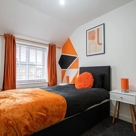 Spacious 4-bed House With Parking Near Centre Lincoln