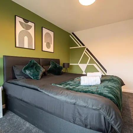 Spacious 4-bed House With Parking Near Centre