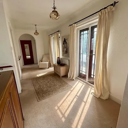 Tranquil Lincoln Retreat - 4 Bedroom House Holiday home