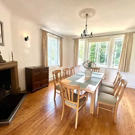 Tranquil Lincoln Retreat - 4 Bedroom House *
