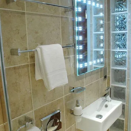 Tennyson Court Hotel