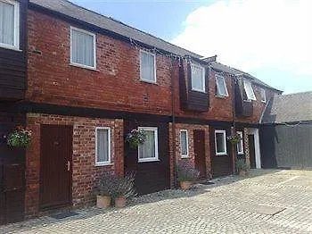 Tennyson Court 3*