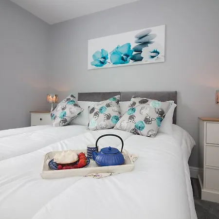 Diamond - College Apartment *