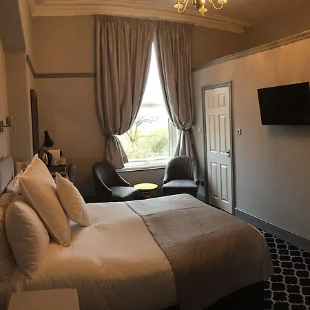 Hillcrest Hotel 2*