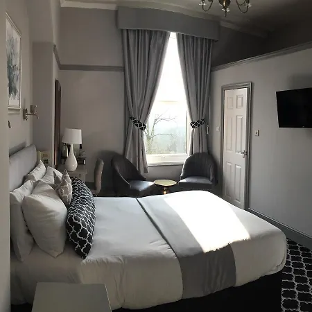 Hillcrest Hotel 2*