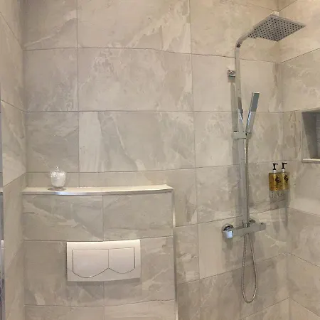 Hillcrest Hotel 2*