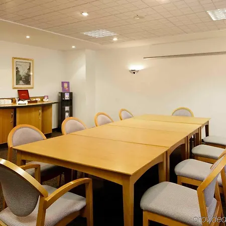 Ibis Lincoln Hotel 2*