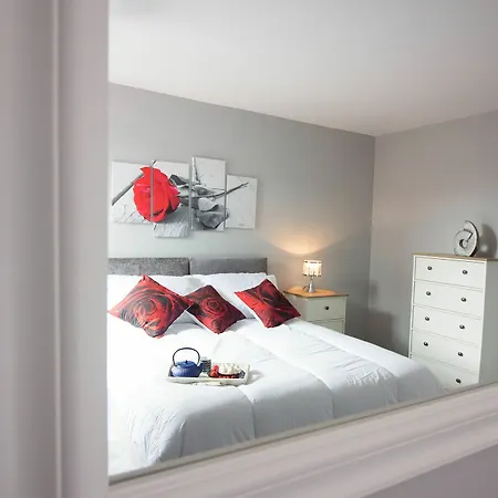 Diamond - College Apartment *