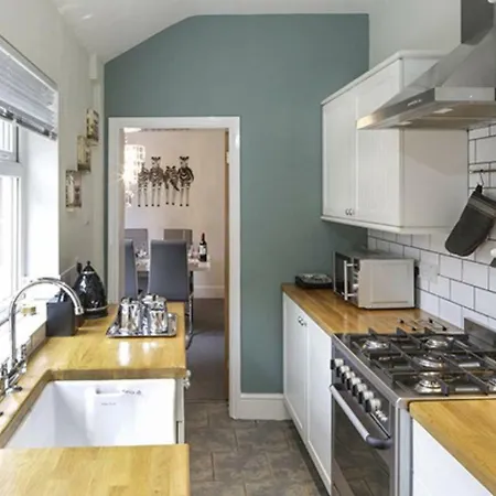 Cathedral Quarter House With Free Secure Driveway Parking For 2 Cars *
