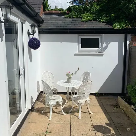 Cathedral Quarter House With Free Secure Driveway Parking For 2 Cars *