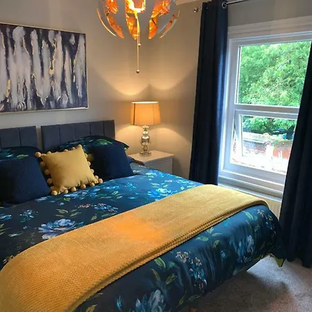 Cathedral Quarter House With Free Secure Driveway Parking For 2 Cars Holiday home