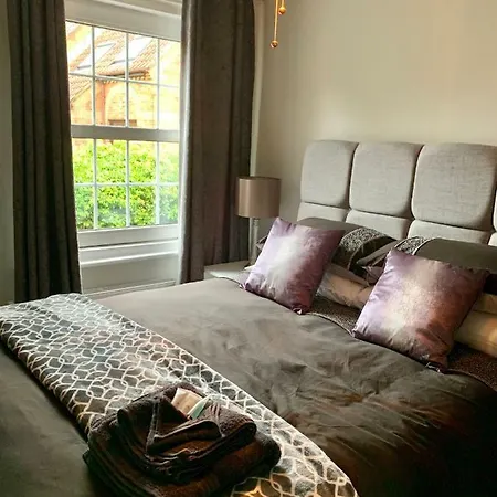 Cathedral Quarter House With Free Secure Driveway Parking For 2 Cars Holiday home Lincoln