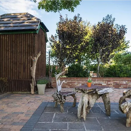 Retreat Little House With Private Hot Tub Vakantiehuis