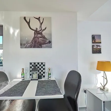 Retreat Little House With Private Hot Tub Vakantiehuis