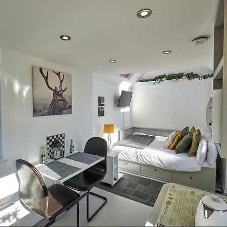 Retreat Little House With Private Hot Tub Vakantiehuis