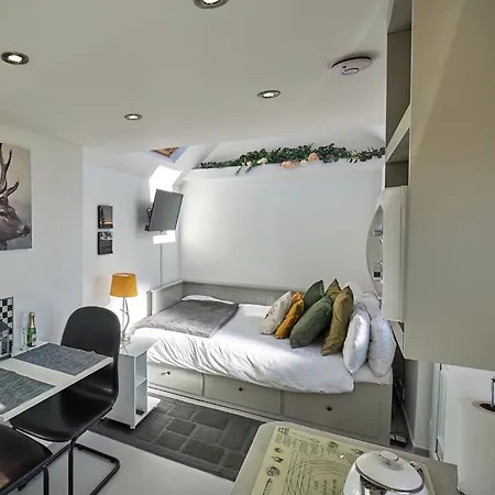 Retreat Little House With Private Hot Tub Vakantiehuis *