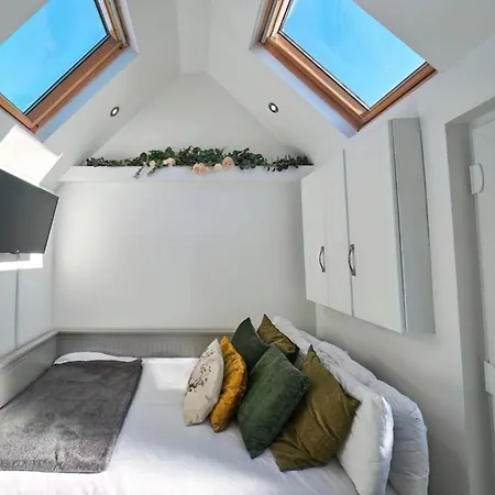 Retreat Little House With Private Hot Tub Vakantiehuis