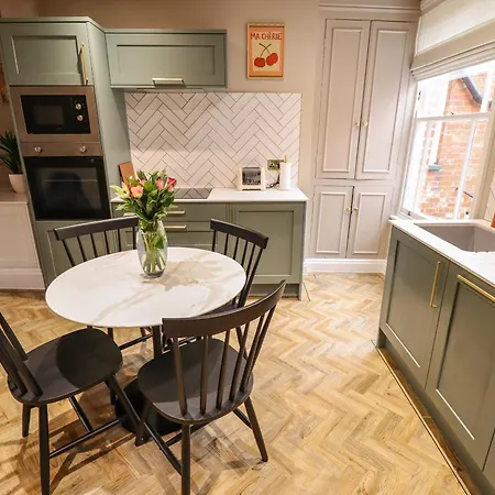 17 Union Road House * Lincoln