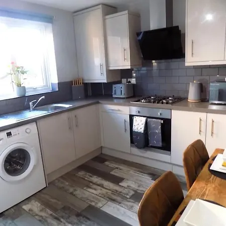 Modern 3 Bed - - Parking Holiday home