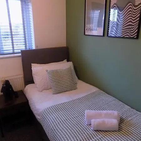 Modern 3 Bed - - Parking Holiday home *