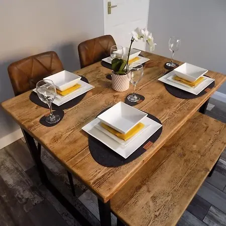 Modern 3 Bed - - Parking Holiday home
