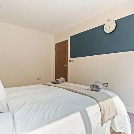 Designer Apt In Central - Sleeps 6 Apartment