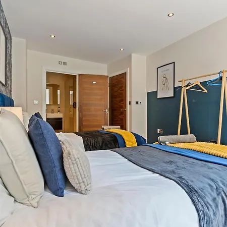 Designer Apt In Central - Sleeps 6 Apartment *