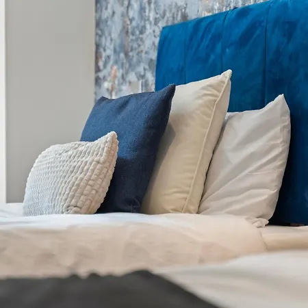 Designer Apt In Central - Sleeps 6