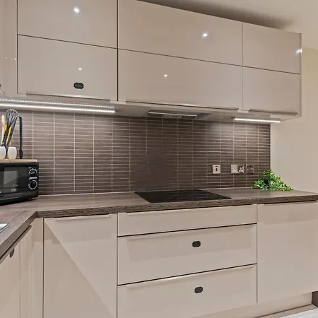 Designer Apt In Central - Sleeps 6