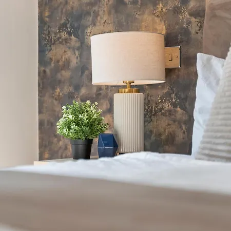 Designer Apt In Central - Sleeps 6 Apartment *
