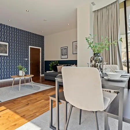 Designer Apt In Central - Sleeps 6 Apartment