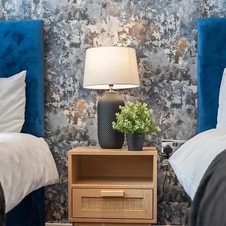 Designer Apt In Central - Sleeps 6 Apartment *