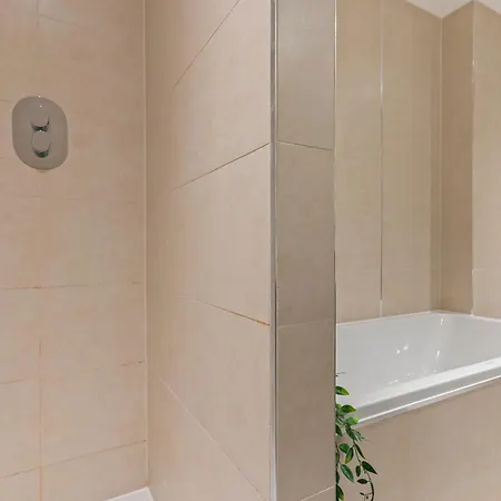 Apartment Designer Apt In Central - Sleeps 6 Lincoln