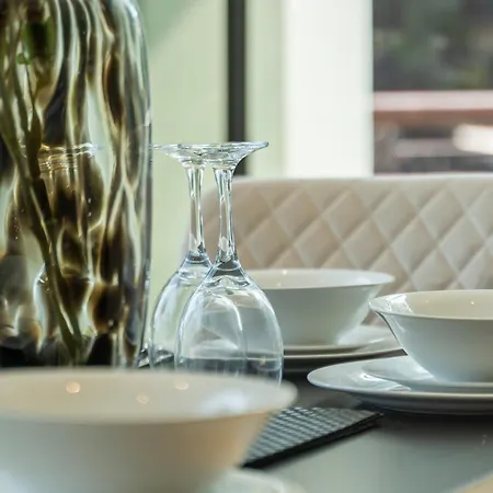 Designer Apt In Central - Sleeps 6 Apartment