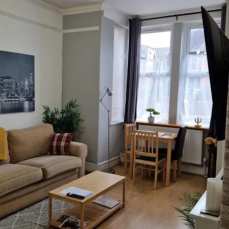 Spacious 1 Bedroom Lincoln City Centre Amenities, Free Parking Daire