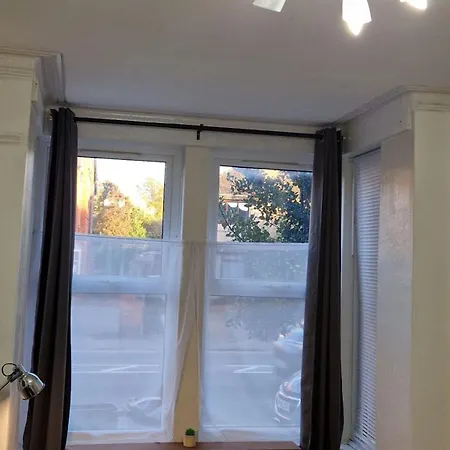 Spacious 1 Bedroom Lincoln City Centre Amenities, Free Parking *