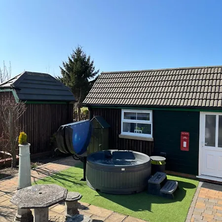 Retreat Little House With Private Hot Tub Vakantiehuis