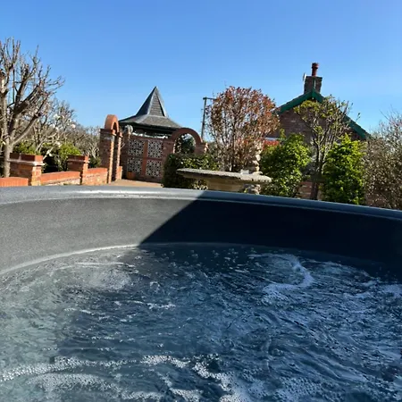 Vakantiehuis Retreat Little House With Private Hot Tub