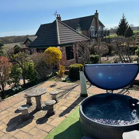 Retreat Little House With Private Hot Tub Vakantiehuis *