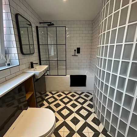 2-bedroom Modern In Historic Holiday home