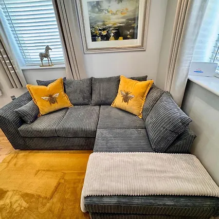 Detached One Bedroom House Near To Castle And Cathedral 펜션