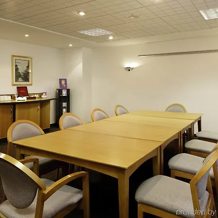 Ibis Lincoln Hotel 2*